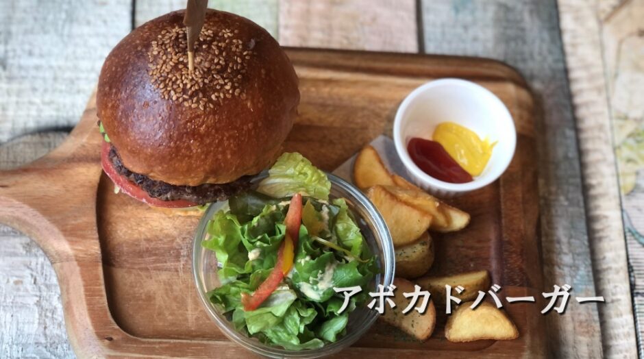 友安製作所カフェ ランチとスイーツメニュー 驚きの店内